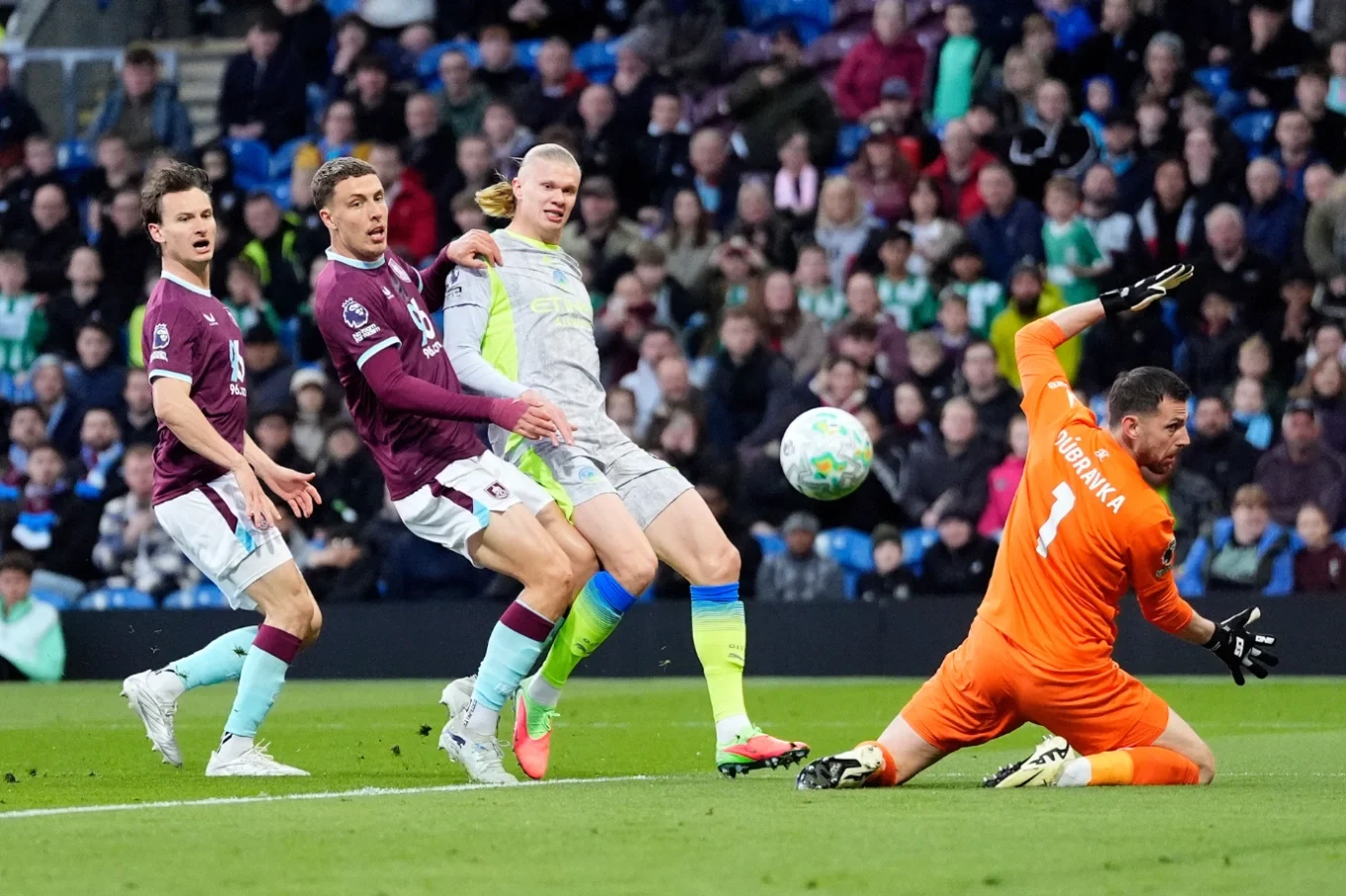 Man City Lên Đầu Bảng